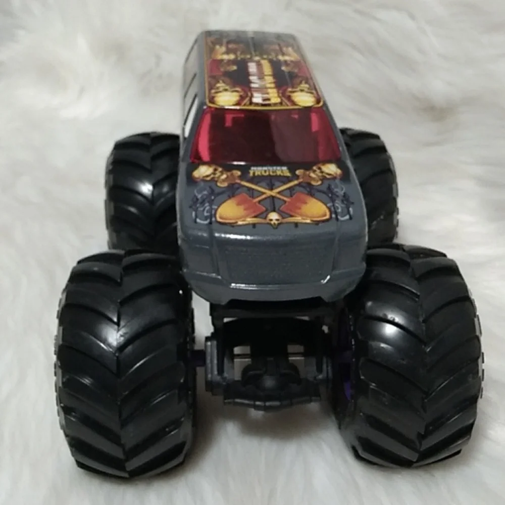 One Bad Ghoul 2018 Mattel Hot Wheels Monster Truck Metal Top Scale 1/24